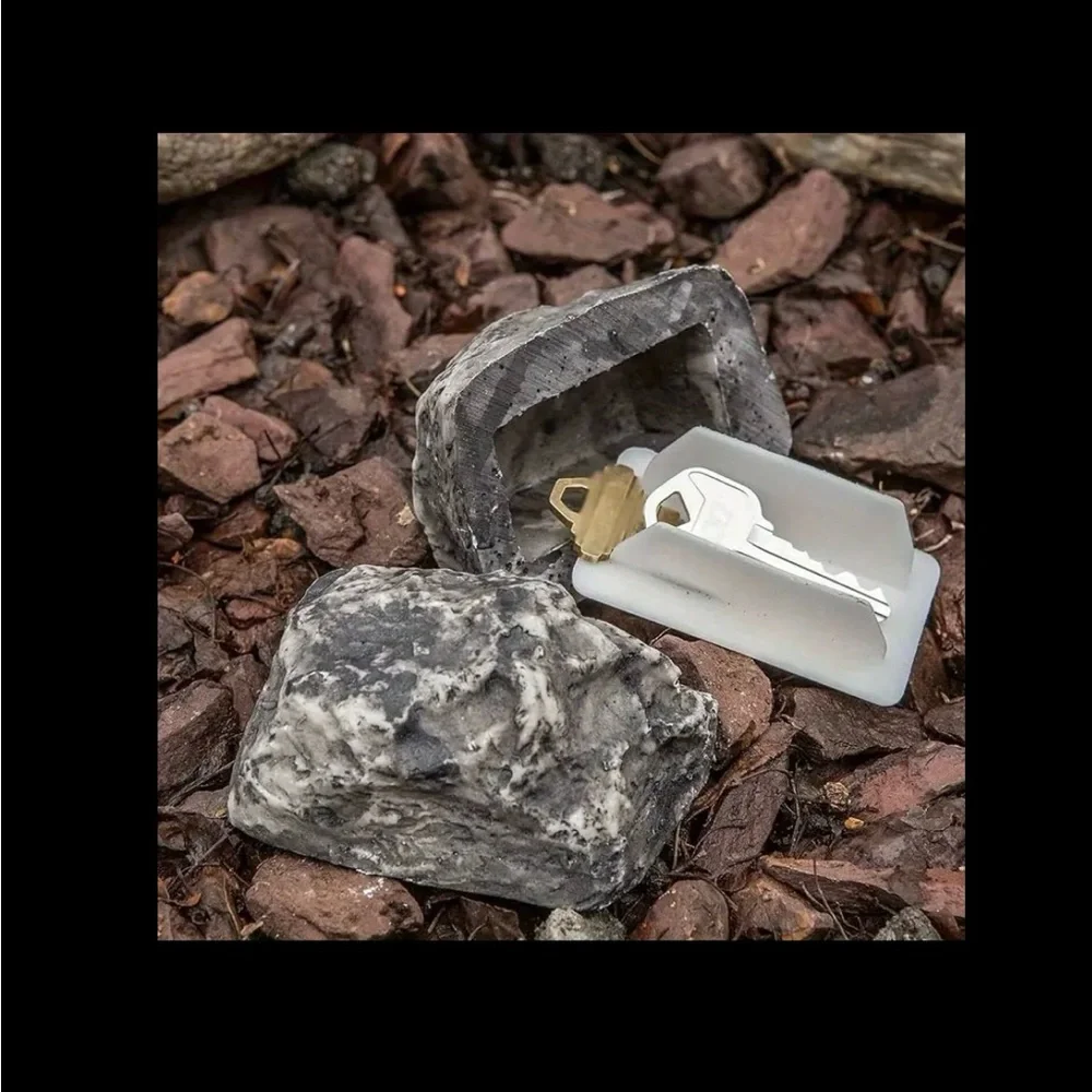 Naturalistic “hide a key” rock
